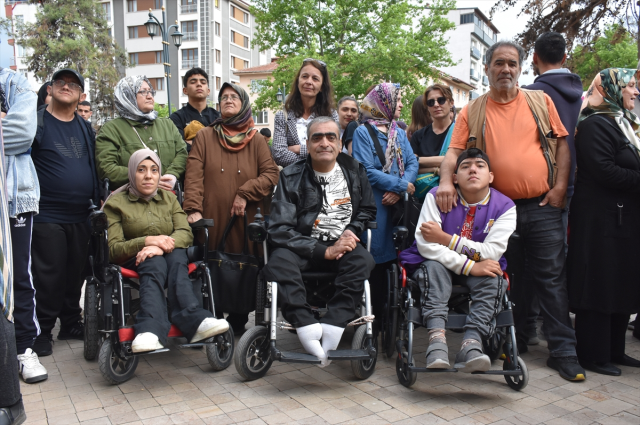 Bilecik Governor Şefik Aygöl cried, made others cry