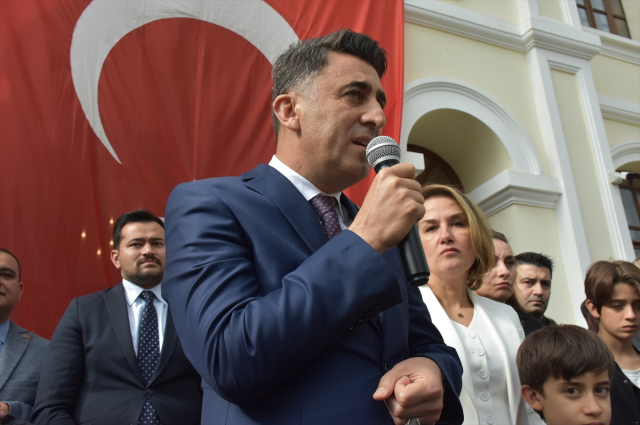 Bilecik Governor Şefik Aygöl cried, made others cry