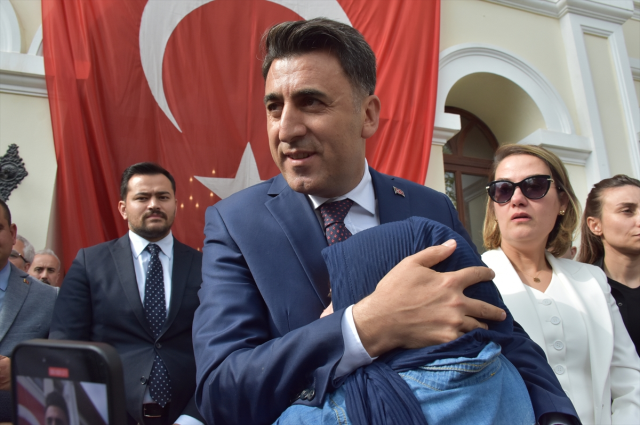 Bilecik Governor Şefik Aygöl cried, made others cry