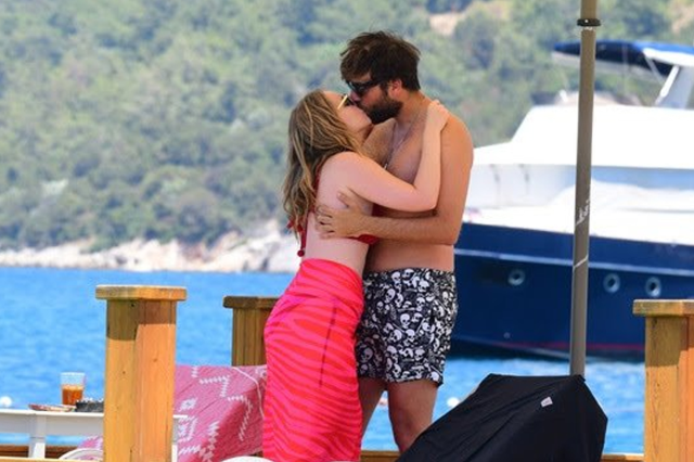 Love breeze on the beach! Hayal Köseoğlu shared romantic moments with her boyfriend