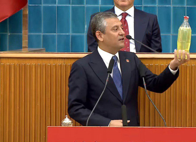 CHP leader Özel came to the podium with diesel in hand: Here’s your 50 TL diesel