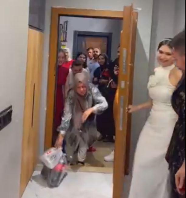 The bride-to-be who opened the door during the engagement ceremony was shocked by the scene she saw