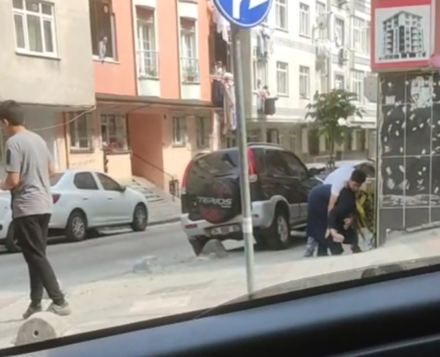 He assaulted his mother in the middle of the street in Sultangazi; bystanders just watched