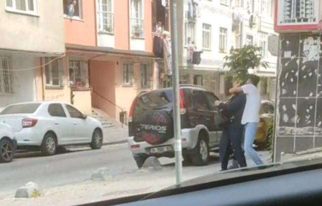 He assaulted his mother in the middle of the street in Sultangazi; bystanders just watched