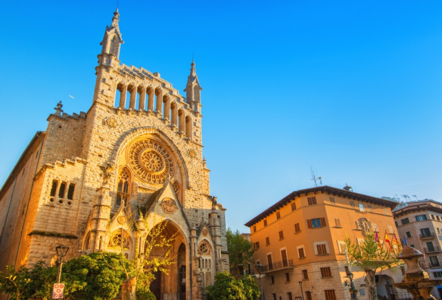 They engaged in intercourse in front of a historical building without caring about anyone