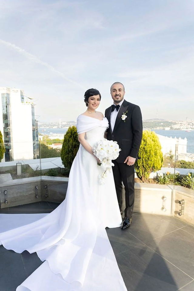 Ezgi Mola and Mustafa Aksakallı are getting divorced