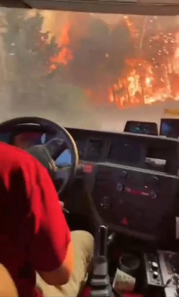 The forest team trapped among the flames was rescued at the last moment