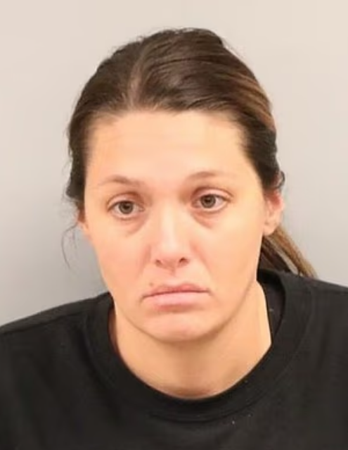 The woman's forbidden relationship with the teacher was revealed when the baby she gave birth to resembled her student.