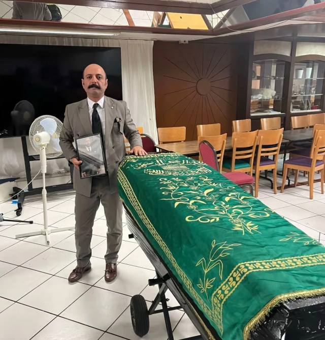 الشخص الذي حضر الجنازة اعتُبر زكريا أوز الهارب من FETÖ، لكن اتضح أنه شخص آخر