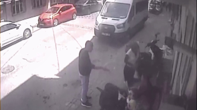 He set fire to the young man who reported him for robbing his phone by pouring gasoline on him