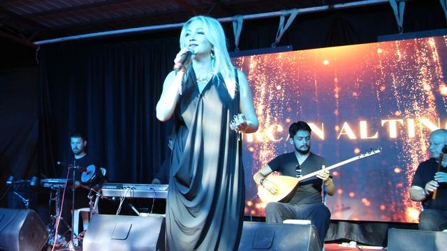 A drone hit her head on stage! Calm reaction from artist Nurcan Altınok