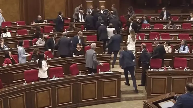 The parliament in Armenia was chaotic: MPs kicked and punched each other