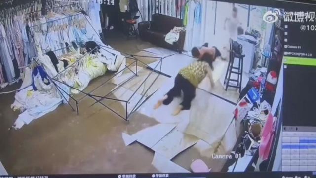 A water pipe burst in a clothing store, customers fled in panic