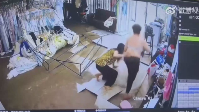 A water pipe burst in a clothing store, customers fled in panic
