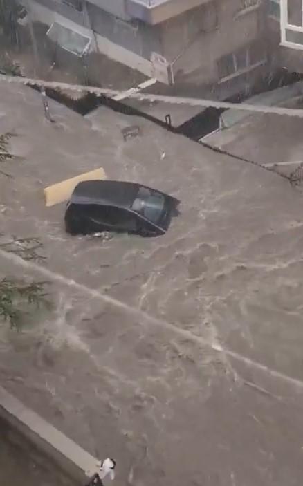 The rain nightmare in Ankara! The waters swept away a vehicle like this