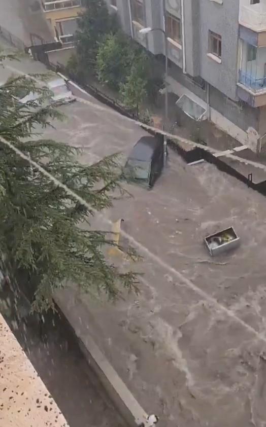 The rain nightmare in Ankara! The waters swept away a vehicle like this