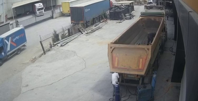 Horrific death captured on camera! The dump truck lid struck his head