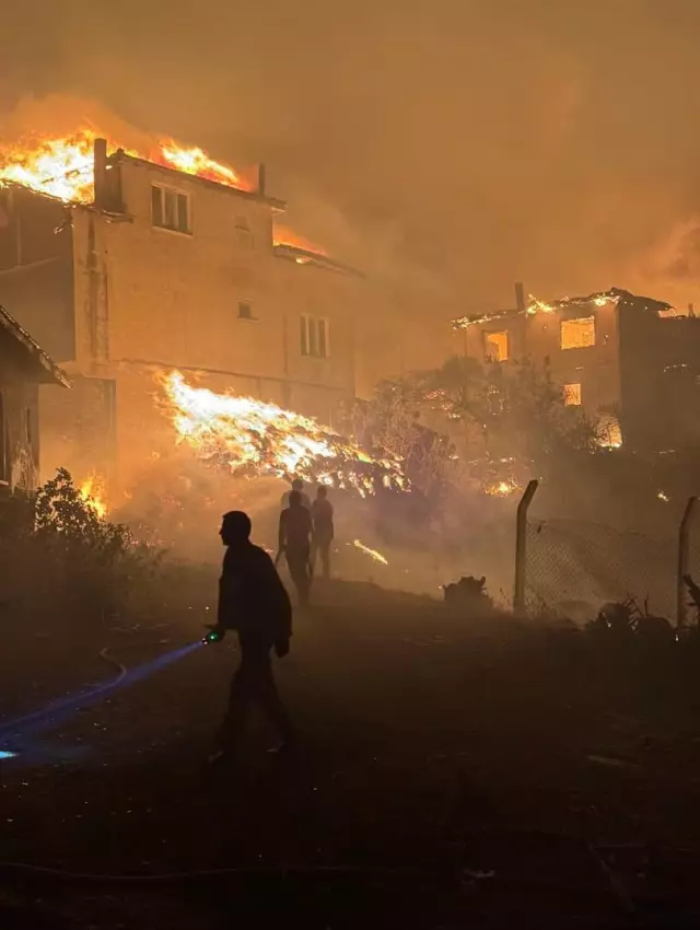 The forest fire in Sakarya spread to the evacuated neighborhood: Houses turned into fireballs