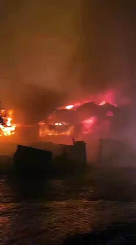 The forest fire in Sakarya spread to the evacuated neighborhood: Houses turned into fireballs