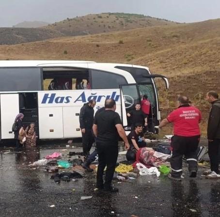A passenger bus overturned in Sivas! 3 people died, 24 people were injured
