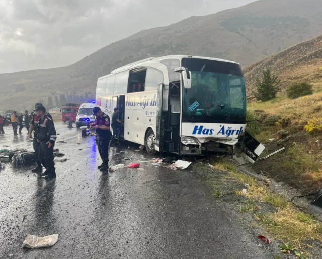 A passenger bus overturned in Sivas! 3 people died, 24 people were injured