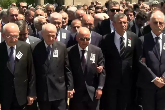 Striking image from Altan Öymen's funeral