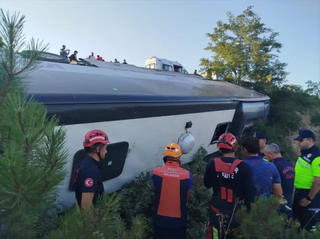 Passenger bus overturned into the ditch in Balıkesir: 27 injured