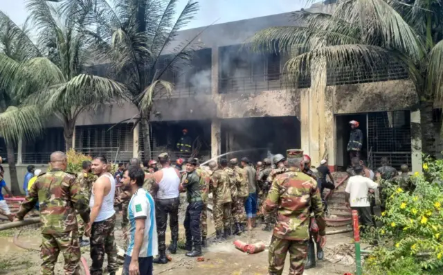 A military plane crashed into a school building in Bangladesh: Many dead