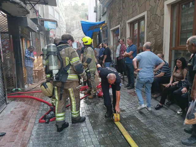 A woman trapped among the flames in a four-story building fire in Bursa was rescued by the locals