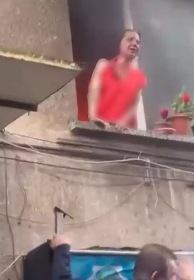 A woman trapped among the flames in a four-story building fire in Bursa was rescued by the locals