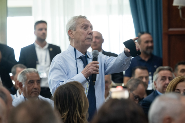 Aziz Yıldırım exploded at Hamdi Akın: Sit down, man