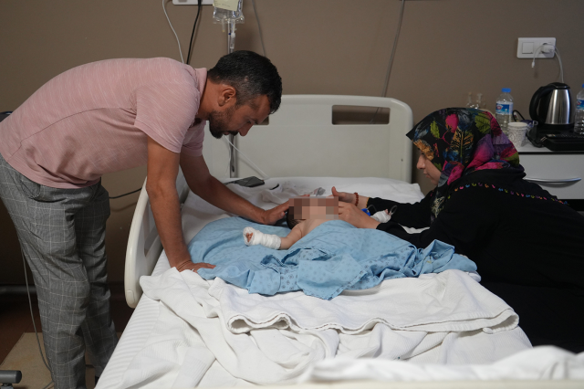 Nurse cut the baby's finger while trying to remove the IV