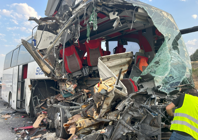 The bus crashed into the truck from behind, there are many injured