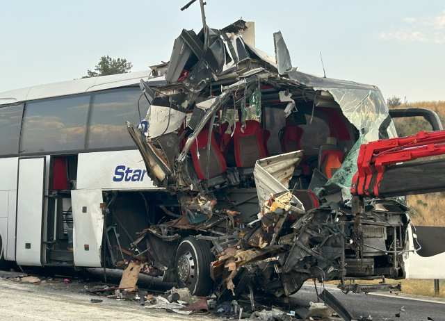 The bus crashed into the truck from behind, there are many injured