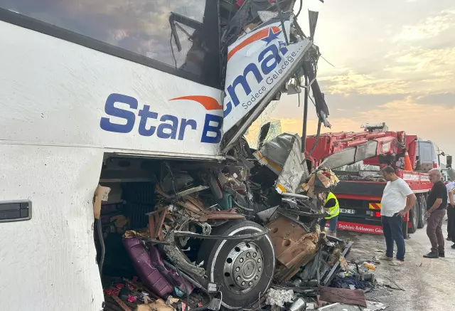 The bus crashed into the truck from behind, there are many injured