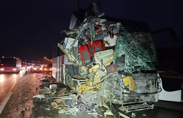 The bus crashed into the truck from behind, there are many injured