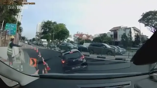 The road collapsed! The vehicle was engulfed in a massive hole, and the driver was rescued at the last moment