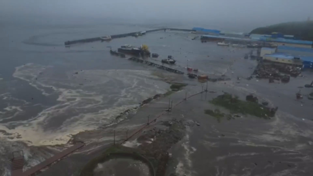 The first tsunami waves reached two countries after the 8.8 magnitude earthquake! Here are those moments