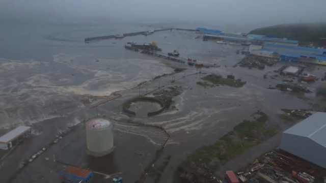 The first tsunami waves reached two countries after the 8.8 magnitude earthquake! Here are those moments