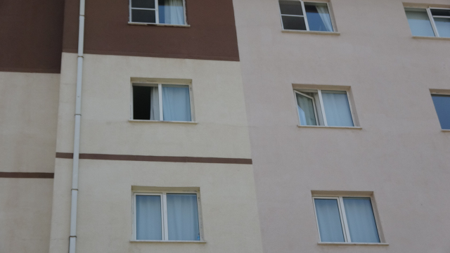 She fell from the 4th floor while looking at her mother who brought bread home