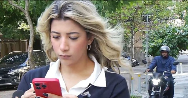 The female reporter became a victim of a mugger while preparing for a live broadcast