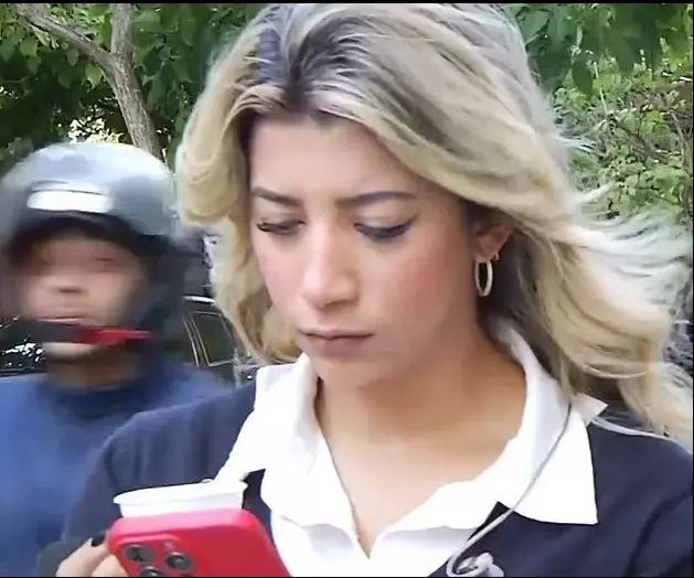 The female reporter became a victim of a mugger while preparing for a live broadcast
