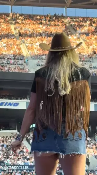 The singer who appeared on stage in a mini skirt gave an incredible wardrobe malfunction! Fans were stunned