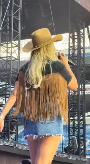 The singer who appeared on stage in a mini skirt gave an incredible wardrobe malfunction! Fans were stunned