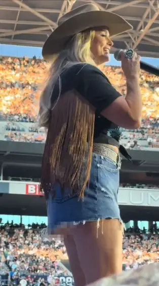 The singer who appeared on stage in a mini skirt gave an incredible wardrobe malfunction! Fans were stunned