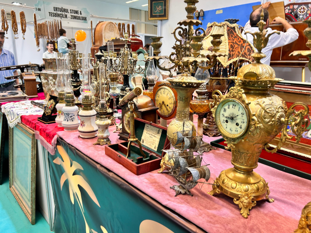 The clock showing the prayer times of Sultan 2. Abdulhamid Han is on sale for 4 thousand dollars