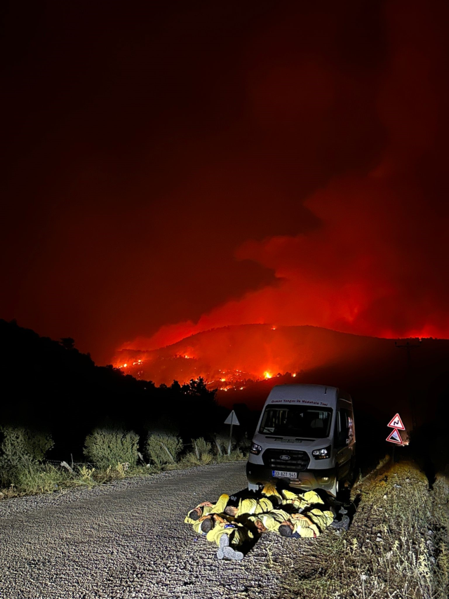 Forest fires in Hatay and Mersin on the second day! Teams are caught among the flames