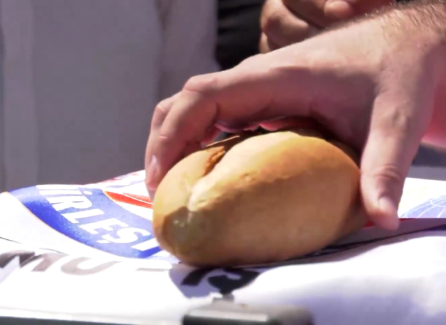 Public employees took to the streets! They left bread in front of the Ministry of Labor