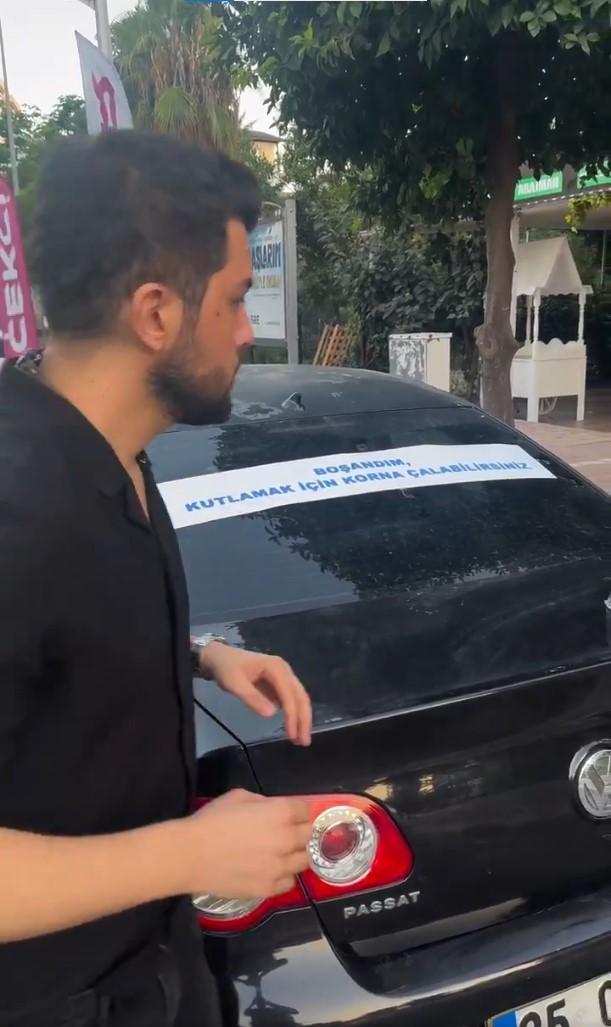 The sign the divorced man wrote on his car is a hit! He has a request for drivers