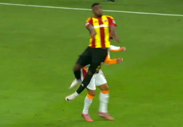 Was there a foul before Galatasaray's goal? Here are the famous commentators' opinions